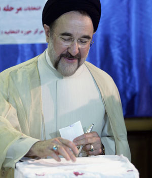 Outgoing Iranian reformist President, Mohammad Khatami, casts his ballot in the presidential election, at the Interior Ministry in Tehran, Iran, June 17 2005 (AP)