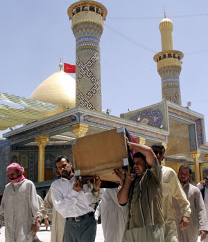 Iraqis carry the coffin of a man at the Imam Hussein shrine during his funeral in Kerbala, about 110 km (70 miles) south of Baghdad, June 17, 2006 (REUTERS)