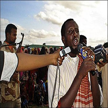 Somali Islamic courts chief Sheikh Sharrif Sheikh Ahmed addresses residents at Jowhar (AFP)