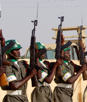 Soldiers of the African Union salute before an inspection by the commission chairman Alpha Oumar Konare in El Fasher, northern Darfur, Sudan, June 20, 2006 (REUTERS)