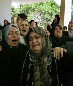 Palestinians mourn during the funeral of Zakaria Ahmed, 45, killed by an Israeli airstrike on Wednesday, in the southern Gaza town of Khan Younis, June 22, 2006 (AP)