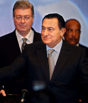 Egyptian President Hosni Mubarak, welcomes Sudanese delegations (AP)