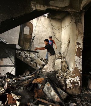 Palestinians remove the wreckage after Israel launched air strikes in Khan Younis, north Gaza Strip, June 29, 2006 (REUTERS)