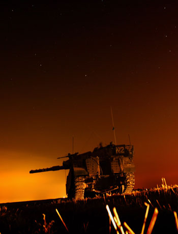 Israeli tank points its gun at Gaza (R)