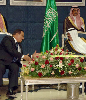Saudi King Abdullah meets with Egyptian President Hosni Mubarak in the Red Sea city of Jeddah, 03 July 2006 (AFP)