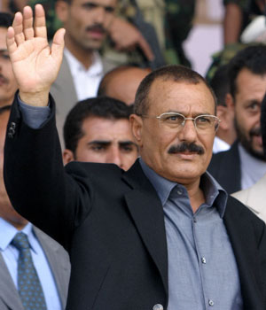 Yemeni President Ali Abdullah Saleh waves to supporters during a rally in Sanaa June 24, 2006 (REUTERS)