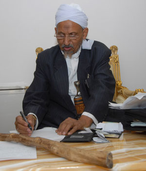 Abdulwahab Muhamed Hassan al-Karbadi submits his application at the Yemeni parliament's secretary to run in the upcoming presidential elections, in Sanaa 04 July 2006 (AFP)