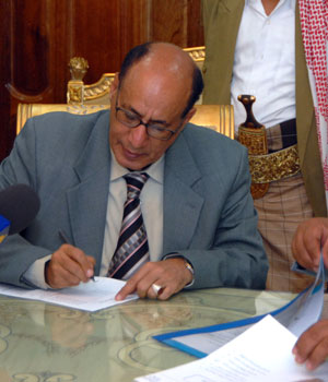 Yassin Abdu Saeed (L) of the Yemeni alliance of small opposition parties, submits his application at the Yemeni parliament's secretary to run in the upcoming presidential elections, in Sanaa 04 July 2006 (AFP)