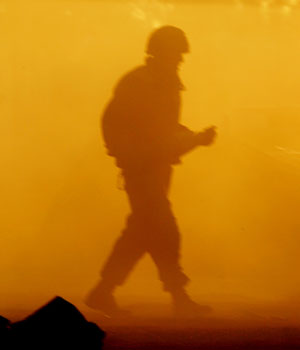 An Israeli soldier runs to reload an Israeli mobile artillery piece after it fired towards the Gaza Strip, July 10, 2006 (AP)