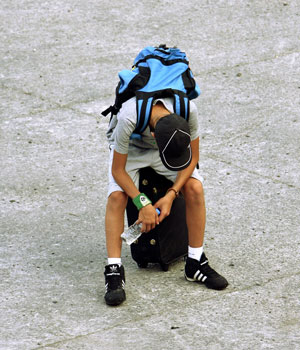 A lone evacuee from Lebanon sits on his luggage at the port of Turkey's Mediterranean coastal city Mersin, July 20, 2006 (REUTERS)