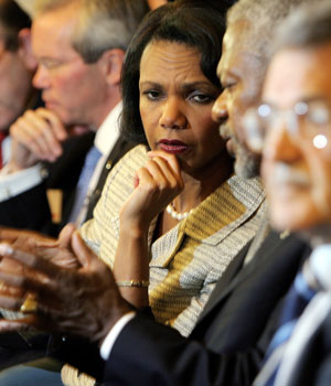 US Secretary of State Condoleezza Rice (C) talks with UN Secretary General Kofi Annan (C) next to Italy's Prime Minister Romano Prodi in Rome's foreign ministry, 26 July 2006 prior to an international conference on the Middle East crisis (AFP)