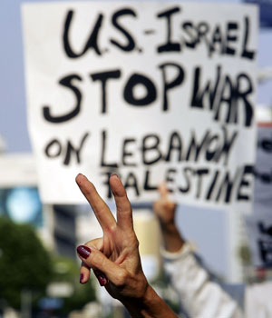 Demonstrators in front of the Israeli Consulate protest Israel's attack on Lebanon and demand that Israel withdraw, 27 July 2006 in Los Angeles, California (AFP)
