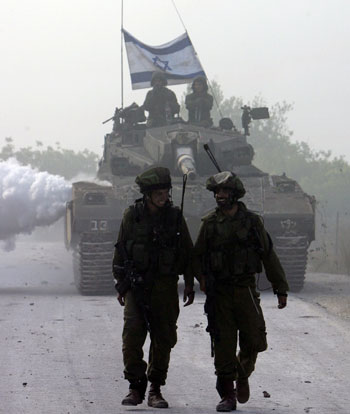 Israeli soldiers return from the Lebanese village of Aita el Shaab (AFP)
