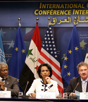 Luxembourg Foreign Minister Jean Asselborn (R) US Secretary of State Condoleeza Rice (C) and UN Secretary General Kofi Annan (L) discuss at the end of the international conference on Iraq 22 June 2005 (AFP)