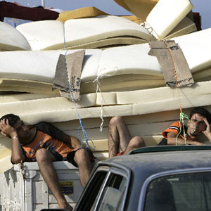 Lebanese displaced citizens returning to southern Lebanon in cars, wait to pass a destroyed bridge over the Litani river that was attacked by Israeli warplanes, north of the port city of Tyre, Lebanon, August 15, 2006 (AP)