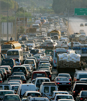 Cars returning from south Lebanon clog the southbound lanes of the highway at the damaged bridge in Damour, Lebanon, Aug. 17, 2006, as residents continued to return to their homes in south Lebanon (AP)
