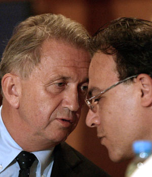 Senior UN envoy Terje Roed-Larsen (L) whispers 20 August 2006, to UN spokesman Khaled Mansour during a press conference in Beirut at the end of a visit to war-ravaged Lebanon (AFP)
