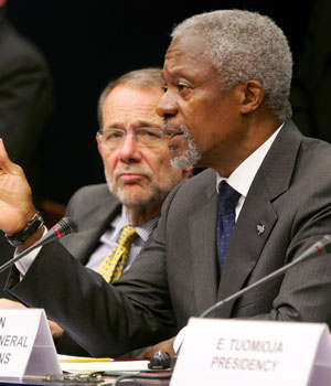 U.N. Secretary-General Kofi Annan (R) speaks next to European Union foreign policy chief Javier Solana during a news conference at the end of an emergency meeting of EU foreign ministers in Brussels, August 25, 2006 (REUTERS)