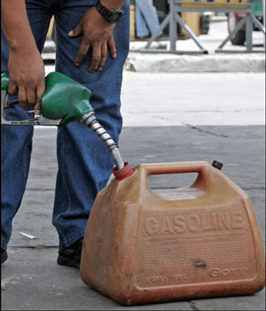 A man fills up at a petrol station. Oil powerhouse Saudi Arabia favors "moderate" crude prices despite reaping a windfall from record highs on world markets, King Abdullah said in remarks (AFP)