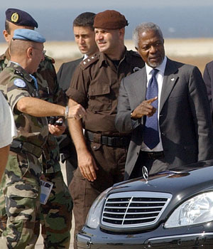 UN Secretary General Kofi Annan (R), waits to mount a UN helicopter at Rafik Hariri International Airport in Beirut, to go to Naqoura in south Lebanon, 29 August 2006 (EPA)