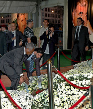 U.N. Secretary General Kofi Annan lays a wreath on the grave of slain Lebanese prime minister Rafik Hariri,  in Beirut, Lebanon, 28 August 2006 (EPA)