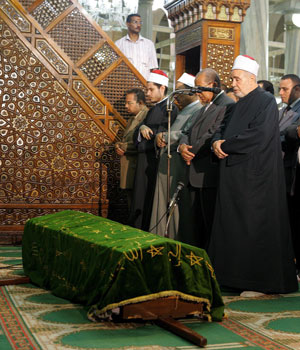Sheikh Mohammed Tantawi (R) and other dignitaries pray over the coffin of Nobel prize laureate Naguib Mahfouz in the Al Hussein Mosque in the Islamic district of Cairo, 31 August 2006 (EPA)