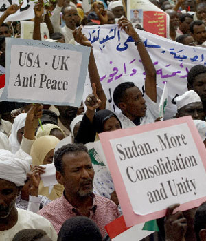Pro-Sudanese government demonstrators chant anti-U.N. slogans in the capital Khartoum August 30, 2006, during a protest march organised against the deployment of U.N. forces in war-torn Darfur (REUTERS)