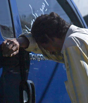 A man cries outside a morgue in the city of Baquba, 60 kms (35 miles) north of Baghdad 04 September 2006 (AFP)