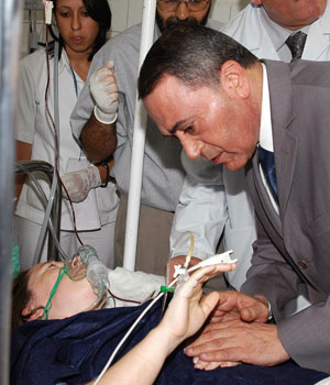 Jordanian Prime Minister Marouf al-Bakhit, right, visits an unidentified injured tourist who was with a group attacked by a gunman at the Roman Amphitheater in Amman, Jordan, Sept. 4, 2006 (AP)