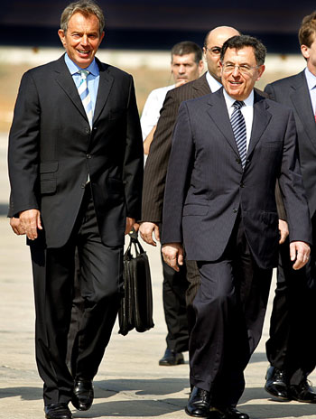 Lebanese Prime Minister Fouad Siniora escorts his British counterpart British Tony Blair upon his arrival at Beirut airport (AFP)