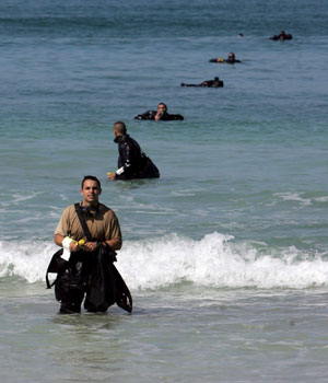 Spanish UNIFIL soldiers of a diving commando check and calculate GPS (Global Positioning System) on the beach in the southern Lebanese city of Tyre, 14 September 2006 (EPA)