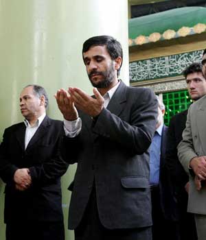 Iran's president-elect Mahmoud Ahmadinejad (C) prays at the shrine of Ayatollah Ruhollah Khomeini (R)