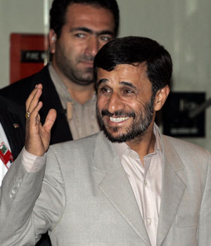 Iranian President Mahmoud Ahmadinejad waves as he makes his way to meet with United Nations Secretary-General Kofi Annan at U.N. headquarters, Sept. 19, 2006 (AP)