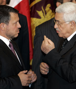 Jordan's King Abdullah II, left, and Palestinian President Mahmoud Abbas, chat during a luncheon at the 61st session of the United Nations General Assembly at U.N. headquarters, Sept. 19, 2006 (AP)