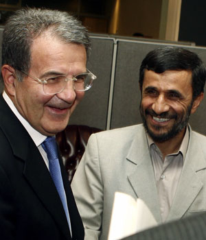 Italy's Prime Minister Romano Prodi meets with Iran's President Mahmoud Ahmadinejad during a meeting at the 61st General Assembly of the United Nations at U.N. headquarters in New York, 20 September 2006 (REUTERS)