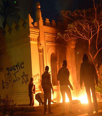 Egyptian protesters set fire to the gate of the presidential palace in Cairo. (AFP)