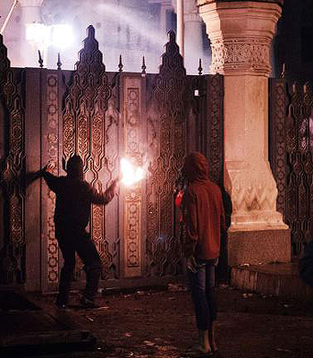 An Egyptian anti-government protester gets ready to throw a molotov cocktail into the Presidential Palace compound during a demonstration on February 2, 2013 in Cairo. (AFP)