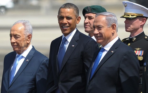 US President Barack Obama (C), Israeli President Shimon Peres (L) and Prime Minister Benjamin Netanyahu (R) take part in an arrival ceremony for Obama at Ben Gurion International Airport on March 20, 2013. (AFP PHOTO/MANDEL NGAN)