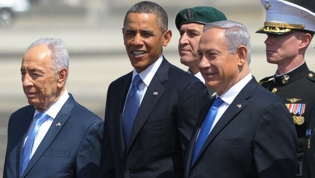 US President Barack Obama (C), Israeli President Shimon Peres (L) and Prime Minister Benjamin Netanyahu (R) take part in an arrival ceremony for Obama at Ben Gurion International Airport on March 20, 2013. (AFP PHOTO/MANDEL NGAN)