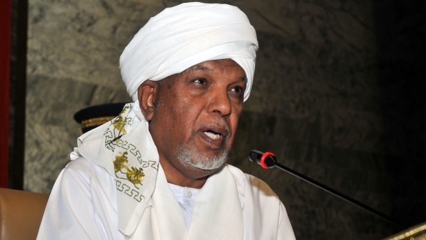 Sudanese parliament speaker Ahmed Ibrahim al-Tahir speaks to members of the Sudanese parliament gathering to vote on a national budget on December 19, 2012 in Khartoum. (AFP PHOTO/EBRAHIM HAMID)