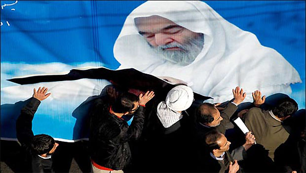 Mourners during Azizullah Khoshvaqt’s funeral. (AAA)