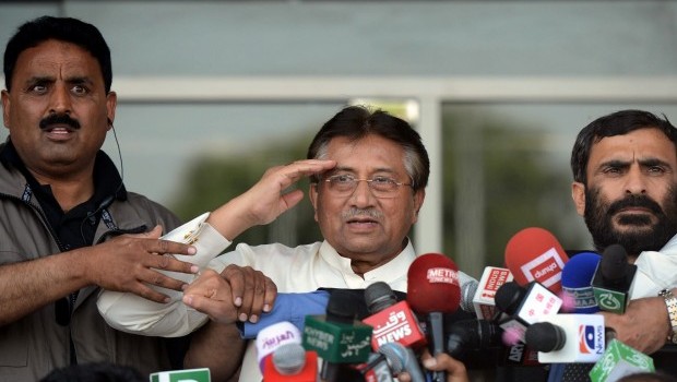 Pakistan's former military ruler Pervez Musharraf (C) salutes supporters outside the airport upon his arrival in Karachi on March 24, 2013. (AFP PHOTO/ ASIF HASSAN)