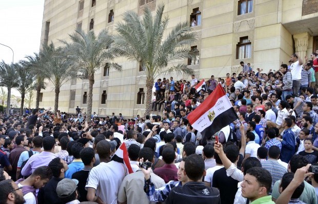 Egyptian students from Egypt's Islamic Al-Azhar University take part in demonstration in front of Sheikh Al-Azhar's office in Cairo on April 2, 2013, after hundreds suffered from food poisoning at a dormitory. (AFP PHOTO / MOHAMMED AL-SHAHED)