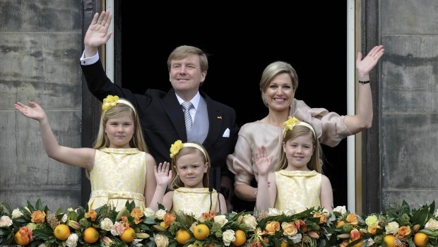 Dutch King Willem-Alexander and his wife Queen Maxima wave to the crowd with their daughters Crown Princess Catharina-Amalia (L), Princess Alexia (R) and Princess Ariane (C) on the balcony of the Royal Palace in Amsterdam April 30, 2013 (REUTERS/Paul Vreeker)