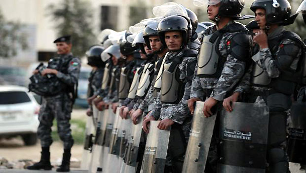Jordanian gendarmerie policeman stand guard during an anti-government rally organized by protesters known as "Youth of March 24 Movement" to demand for more freedom and access to corruption cases in Amman. (R)