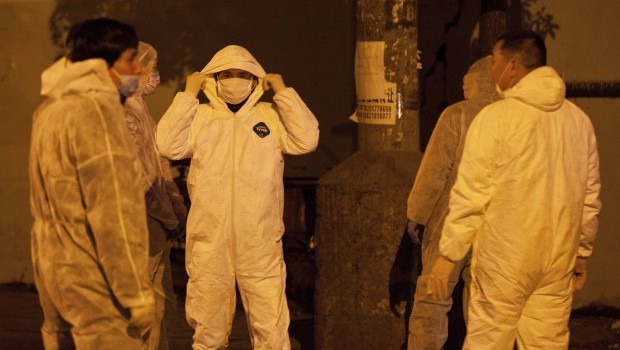 Technicians wearing protection suits begin to cull poultry at Huhuai poultry wholesale market, where the H7N9 bird flu virus was detected in pigeon samples, in Shanghai April 5, 2013. REUTERS/Stringer