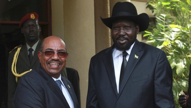 South Sudan's President Salva Kiir (right) welcomes his Sudanase counterpart Omar Hassan al-Bashir outside his Presidential office in Juba April 12, 2013 (REUTERS/Andreea Campeanu)