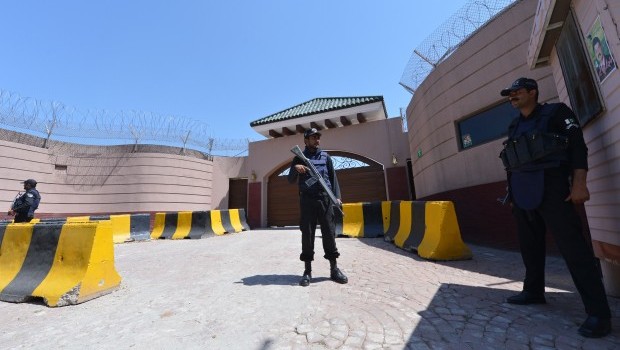 Pakistani police commandos stand guard outside the residence of former Pakistani President Pervez Musharraf after a court ordered for his arrest in Islamabad on April 18, 2013. Source: AFP Photo/Aamir Qureshi