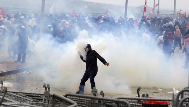 Protesters and activists clash with security forces outside a courthouse in Silivri, April 8, 2013. Source: Reuters/Osman Orsal