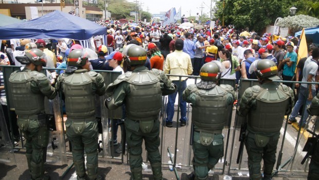 Supporters of Venezuelan leader of opposition Henrique Capriles protest outside the National Electoral Council of Venezuela headquarters in Maracaibo, Venezuela, 16 April 2013. Source: EPA/Humberto Matheus